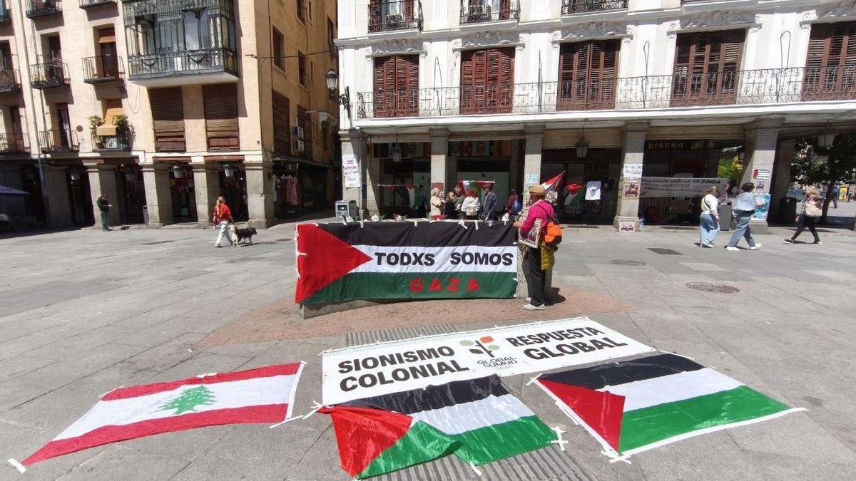 Banderas de Palestina y Líbano desplegadas en la plaza de la Provincia de Madrid.