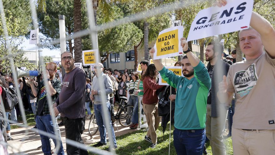Blindaje policial inédito en la Politécnica de Valencia para alejar a Mazón de los gritos por la DANA: “¡Vergüenza! ¡Fuera!”
