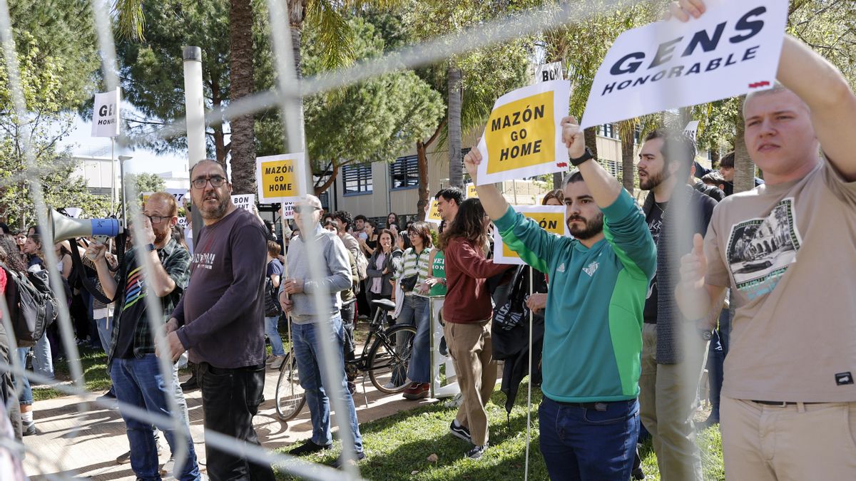 Cientos de personas protestan por la visita de Carlos Mazón a la Universitat Politècnica de València.