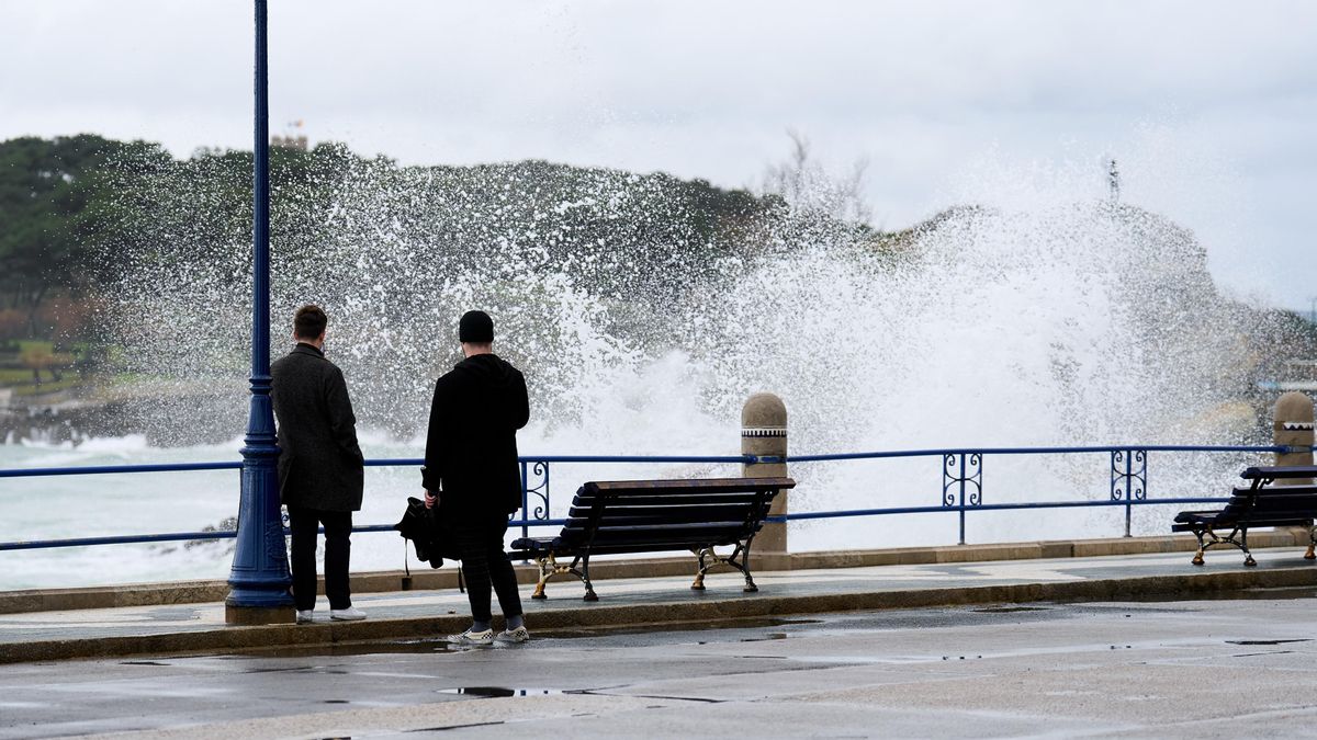 La costa asturiana, en alerta naranja por olas de hasta seis metros durante al menos tres días