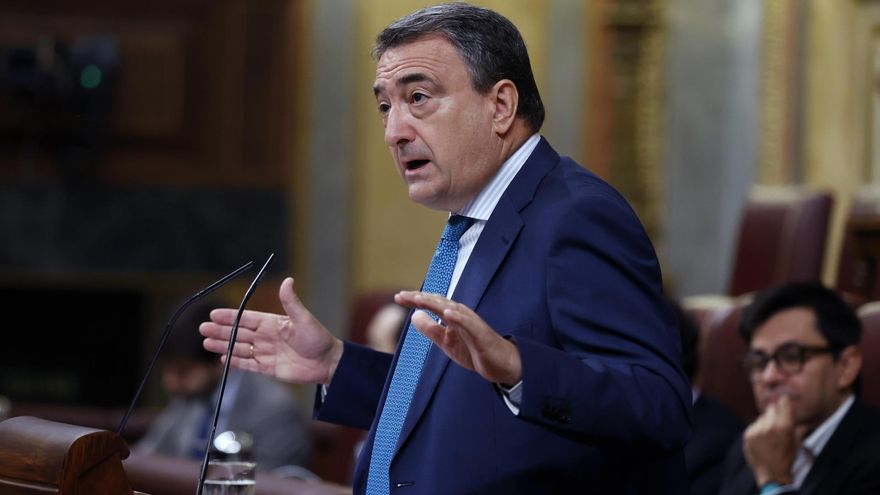 El portavoz del PNV, Aitor Esteban, durante su intervención en la segunda jornada del debate de investidura del candidato Alberto Núñez Feijóo en el Congreso este miércoles.