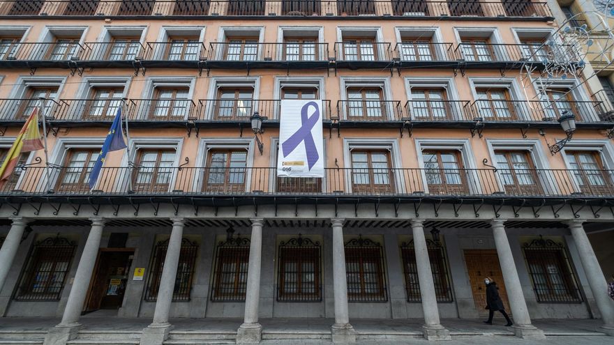 Lazo morado en la Delegación de Gobierno de Castilla-La Mancha