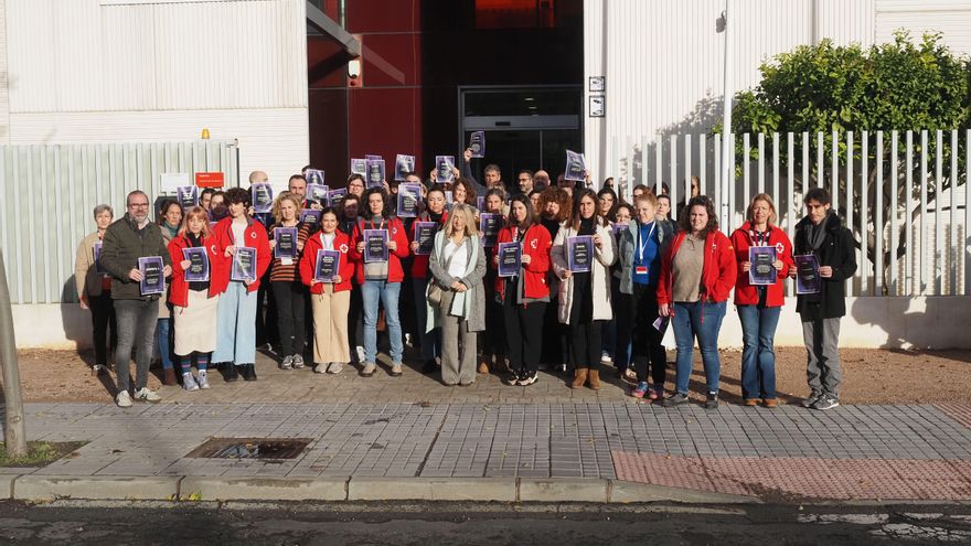 Minuto silencio en Cruz Roja.