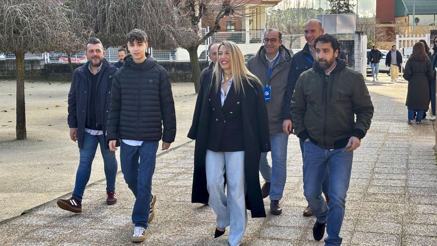 La candidata del PP María Guardiola acude a votar este mediodía al CEIP Vivero de Cáceres acompañada de su hijo, que puede ejercer el derecho a voto por primera vez. EFE/Eduardo Villanueva