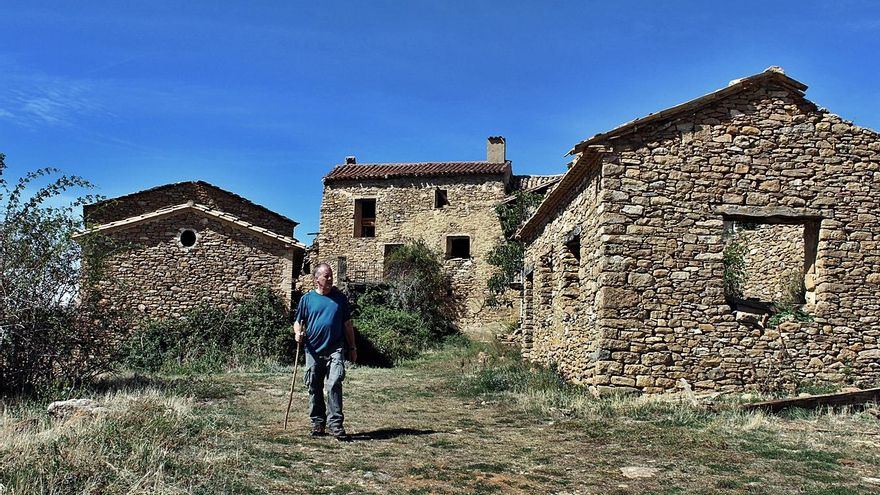 Faustino Calderón, saliendo del pueblo deshabitado de Claravalls