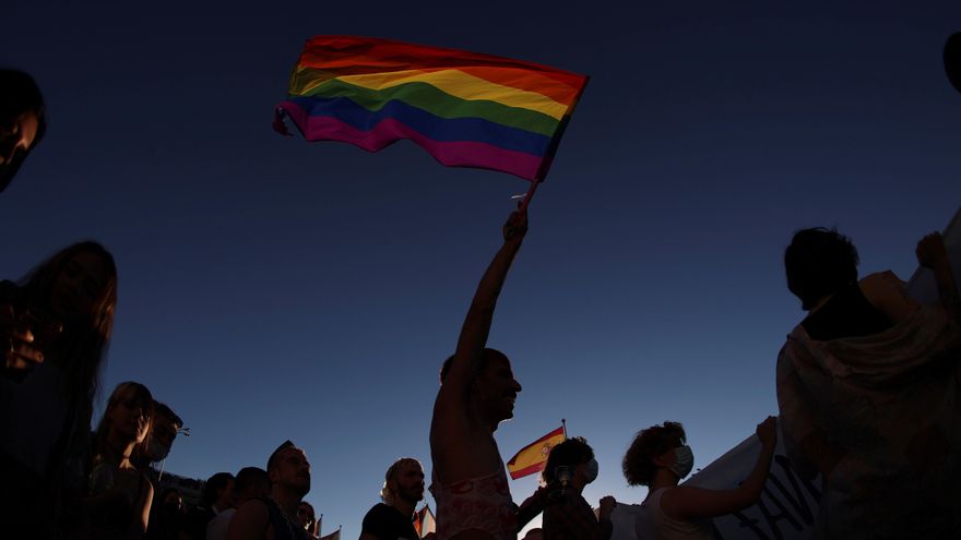 Ppersonas participan en una marcha del Orgullo. EFE/ Rodrigo Jiménez/Archivo