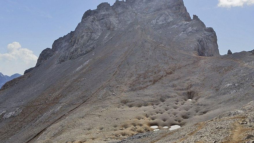 Muere una montañera francesa tras caer al vacío en los Picos de Europa