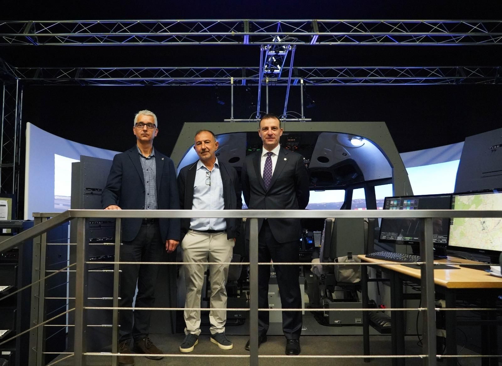 Presentación del simulador del Boeing 737 certificado, en la Escuela de Ingenierías Industrial, Informática y Aeroespacial de León.