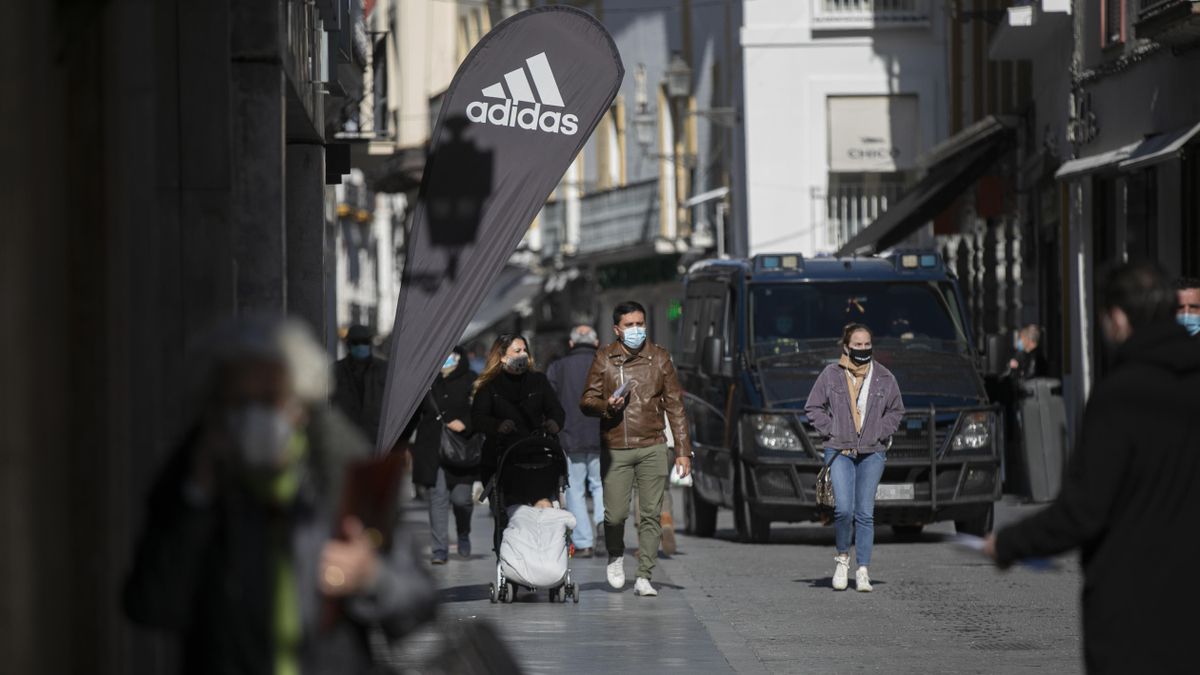 Personas caminando por una calle céntrica durante el primer día de cierre perimetral en la provincia. El cierre perimetral forma parte del paquete de nuevas restricciones de la Junta de Andalucía para frenar la expansión del coronavirus, Covid-19 y que ha