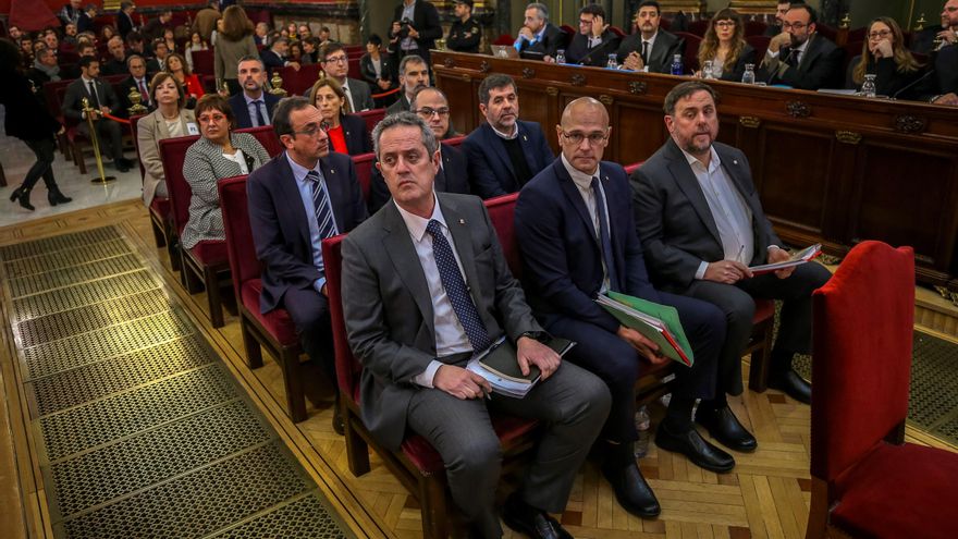 Los doce líderes independentistas acusados por el proceso soberanista catalán en el banquillo del Tribunal Supremo al inicio del juicio del "procés". EFE/Emilio Naranjo/Archivo