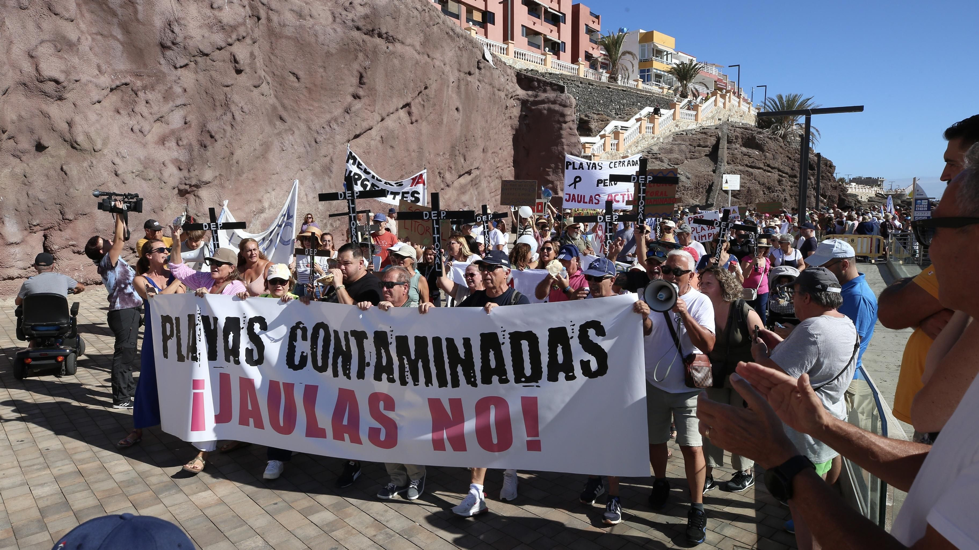 Manifestación en Melenara contra los vertidos: "Esto huele a muerto"