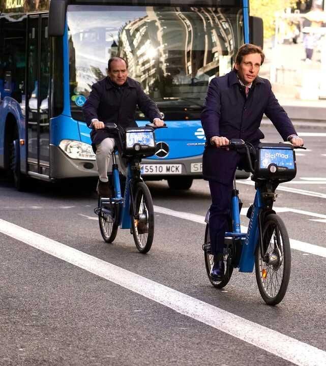 El delegado Carabante y el alcalde Almeida, por Gran Vía en Bicimad