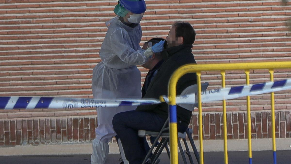 Una sanitaria le realiza a un trabajador de servicios esenciales un test rápido de coronavirus, foto de archivo