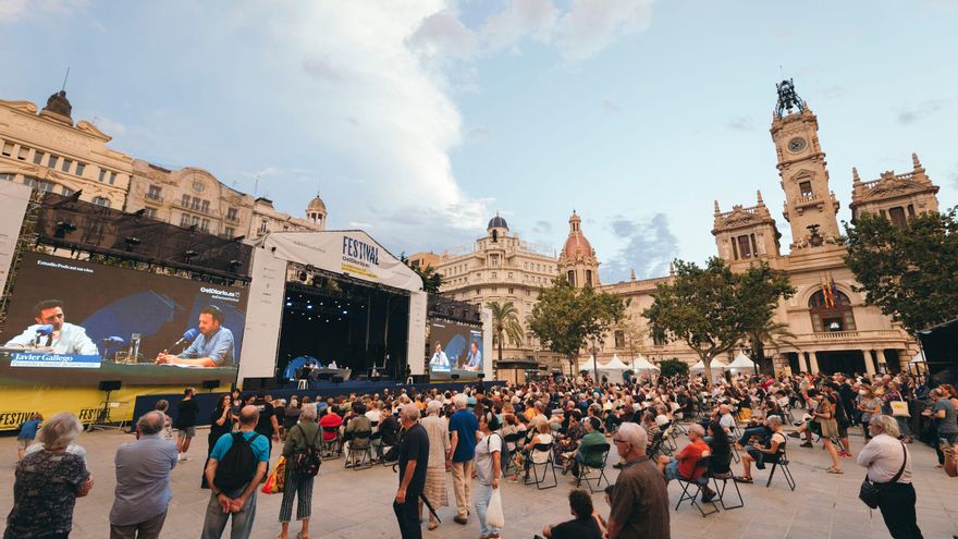 Asistentes al Festival de elDiario.es en la plaza del Ayuntamiento de València.