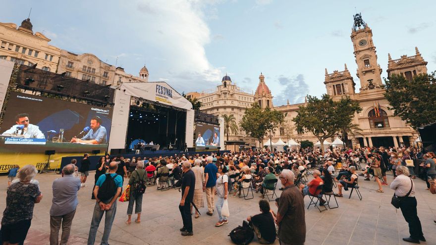 Un momento del Festival de elDiario.es celebrado en la plaza del Ayuntamiento de València.