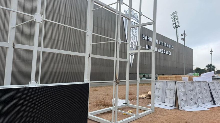 Más mejoras en El Arcángel: el Córdoba CF prepara los videomarcadores de los fondos