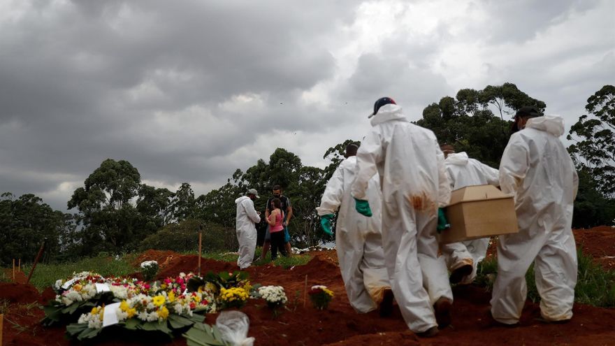 Entierro de una víctima de la covid-19 en el cementerio Viola Formosa en Sao Paulo (Brasil).