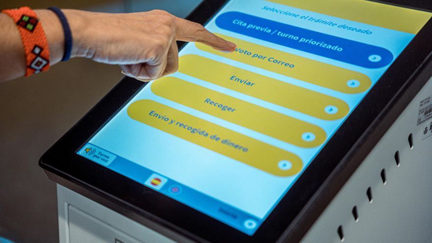 Archivo - Una persona solicita el voto por correo en el Edificio de correos, a 14 de junio de 2023, en Madrid (España). CC.OO. y UGT consideran que las 12.000 contrataciones propuestas por Correos para atender el voto por correo en las próximas elecciones