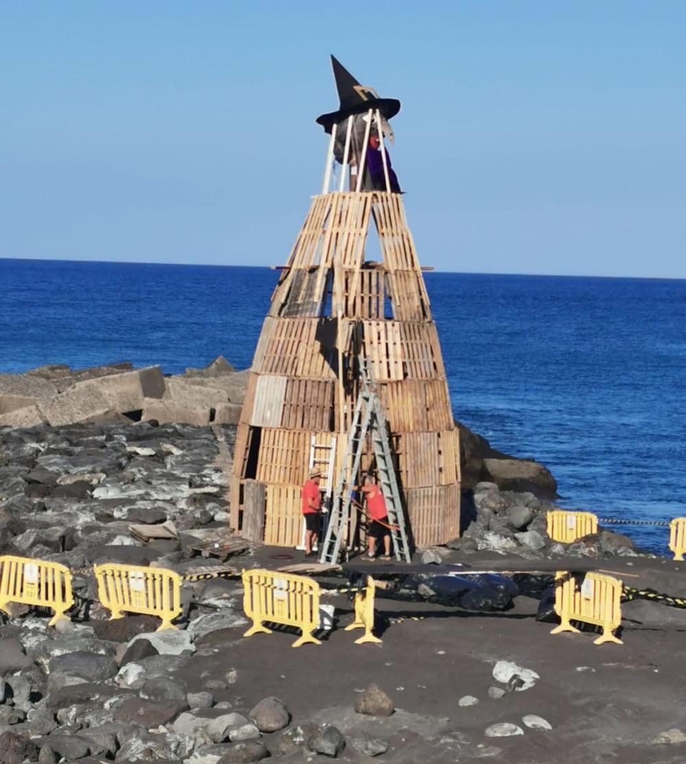 Estructura de casi una tonelada de madera y con una altura de diez metros que había sido elaborada durante más de una semana por un equipo de carpinteros  para la hoguera de la la noche de San Juan en la playa del Puerto de Tazacorte.