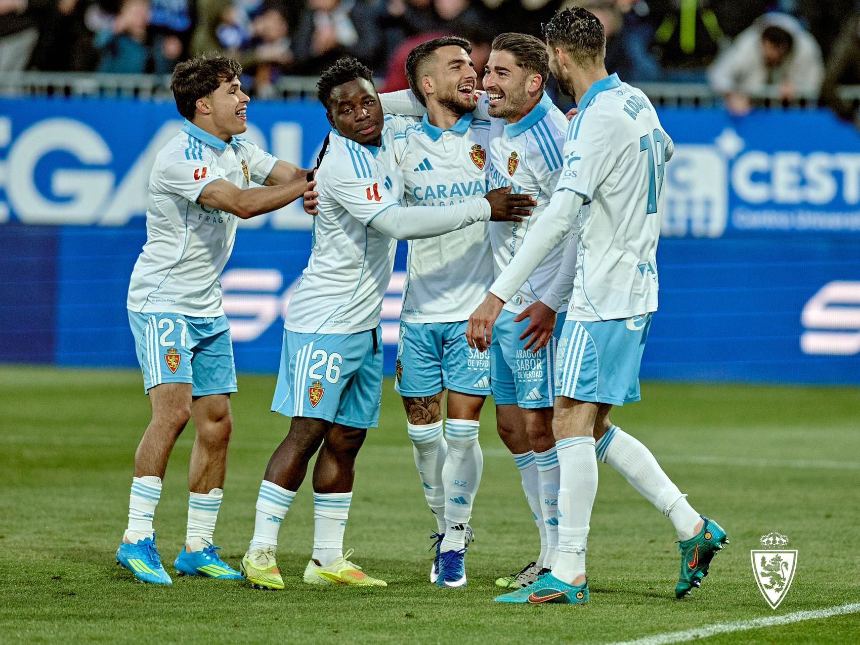 Tasende (centro) celebra un gol con sus compañeros