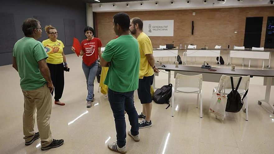 El conflicto educativo valenciano se recrudece con un encierro sindical de cinco horas y un intento de desalojo a la fuerza de la policía