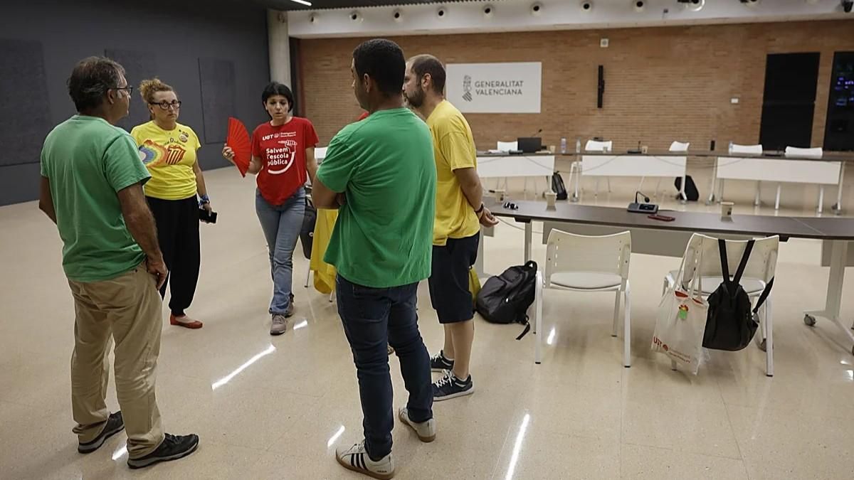 El conflicto educativo valenciano se recrudece con un encierro sindical en la Conselleria tras la negativa de Ortí a reabrir la negociación salarial