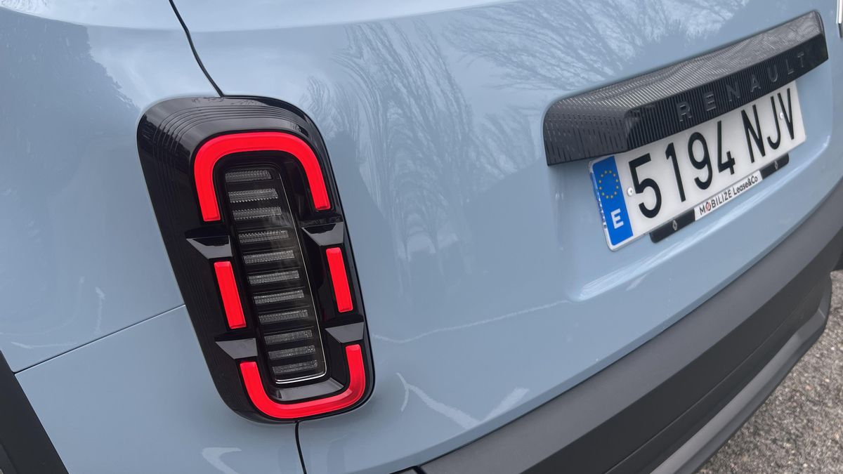 Detalle del piloto trasero en forma de cápsula.