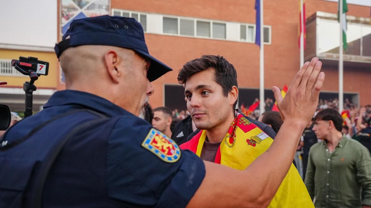 La orden de detención contra Vito Quiles es por una investigación sobre un "bulo" contra un funcionario de Hacienda