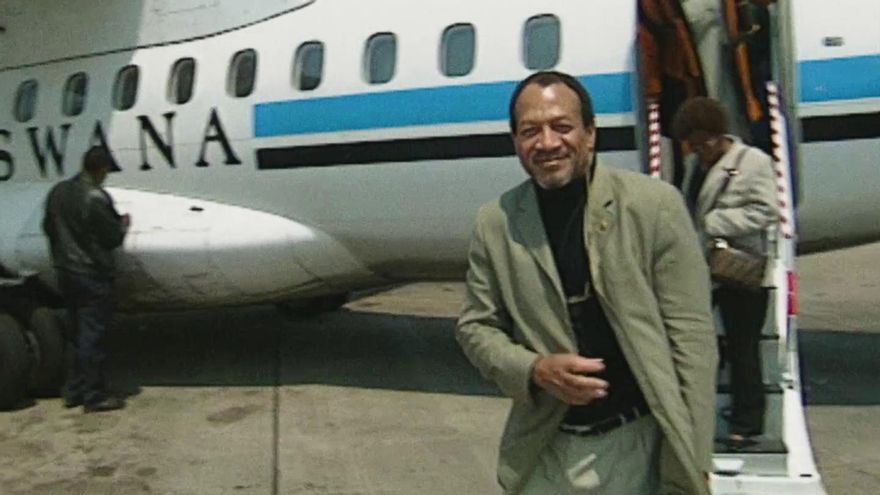 Alphonse Arcelin, médico catalán de origen haitiano, a su llegada a Botswana para acudir al entierro del Negro de Banyoles, en otoño del año 2000