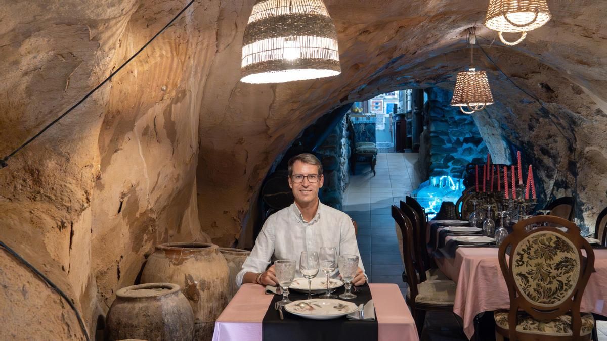 El presidente de La Rioja, Gonzalo Capellán, en una visita reciente a la Taberna Bizarra de Santa Eulalia Bajera