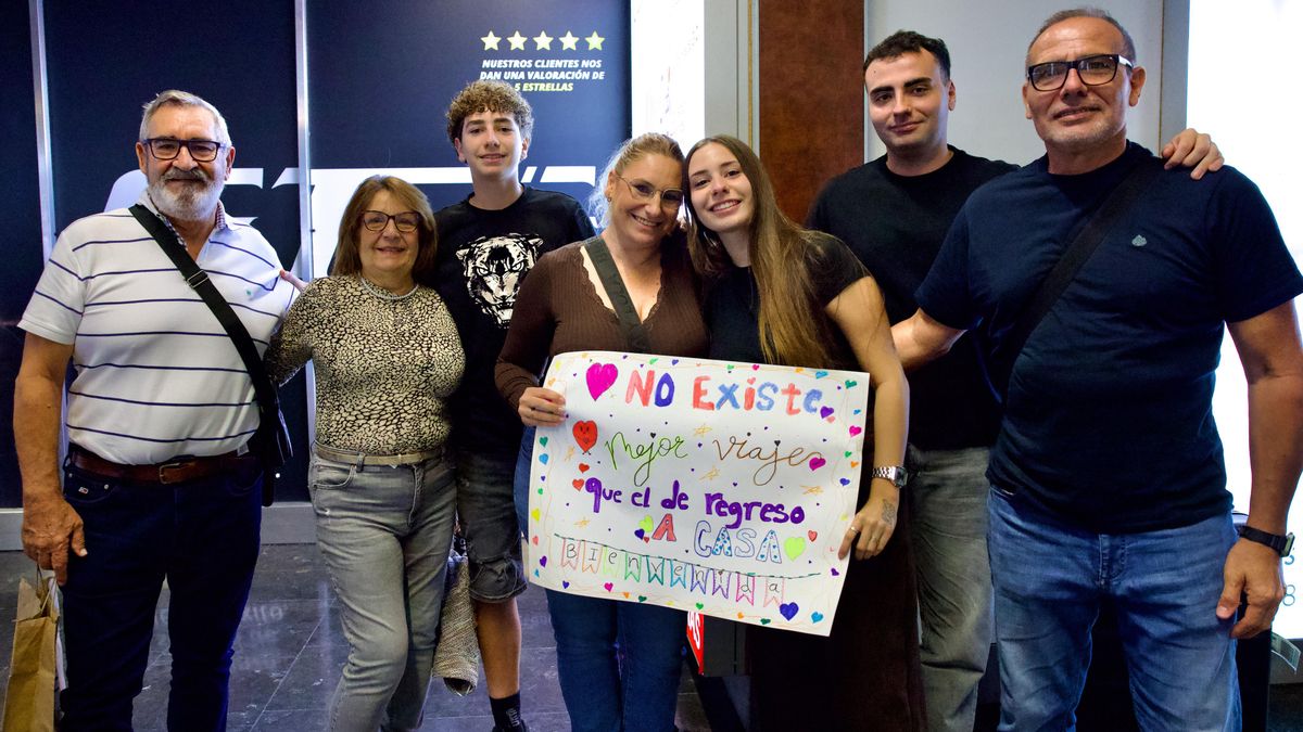 Reencuentro familiar con la joven estudiantre procedente de Granada, en Aeropuerto de Gran Canaria.