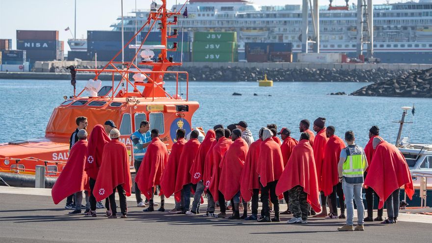 Canarias recibe la llegada de 10.538 migrantes hasta mayo, un 33,8% menos, según Interior