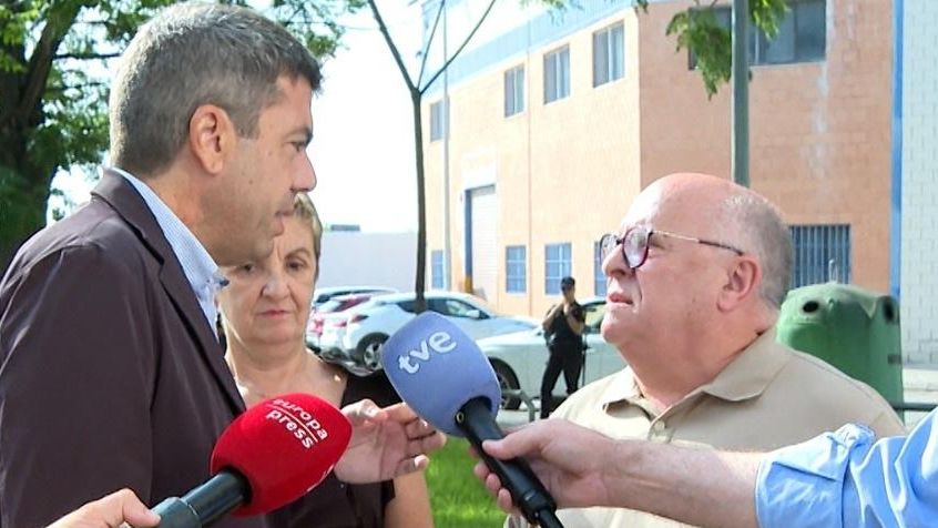Rafael Carceller dialoga con Carlos Mazón.