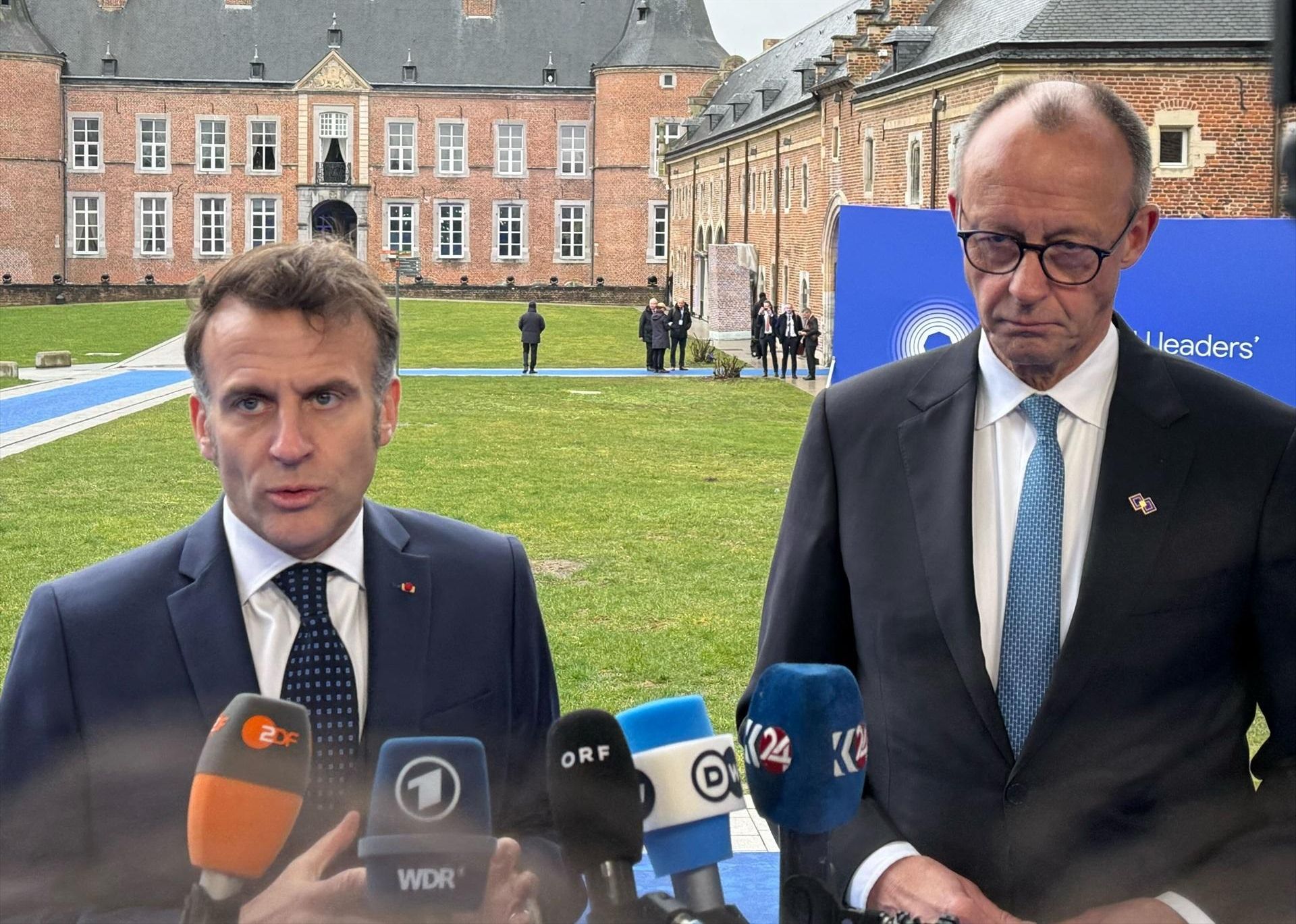 El canciller alemán, Friedrich Merz, y el presidente francés, Emmanuel Macron, se dirigen a los medios antes de la cumbre informal de la UE sobre competitividad.