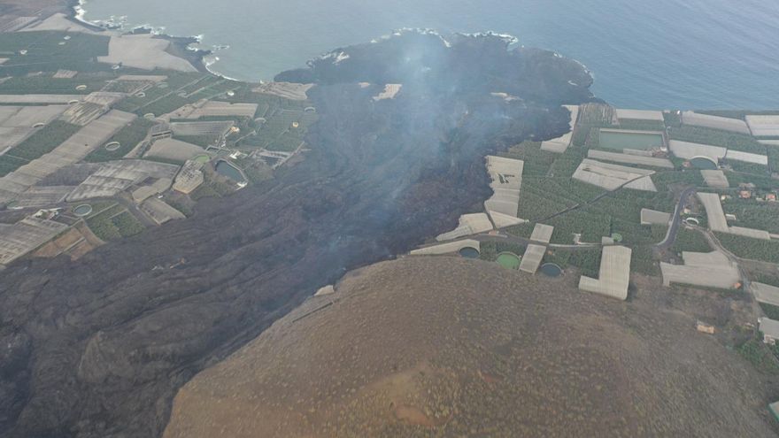 Colada de lava en La Palma, y fajana creada en la costa