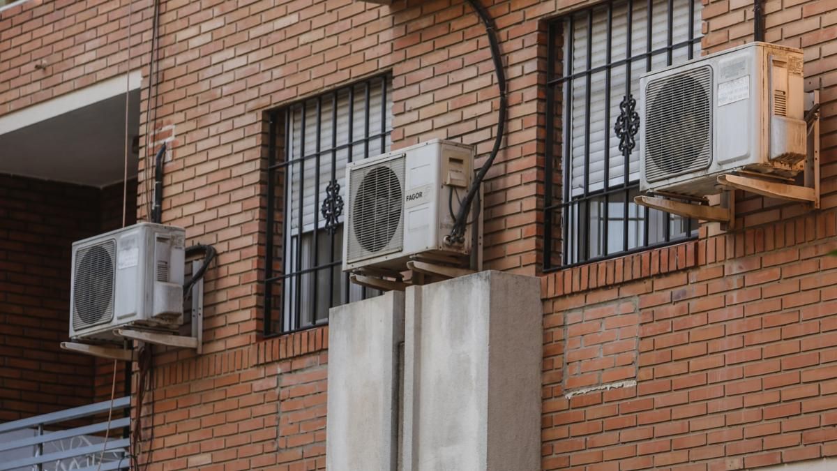 Fachada de edificio con aires acondicionados en Córdoba.