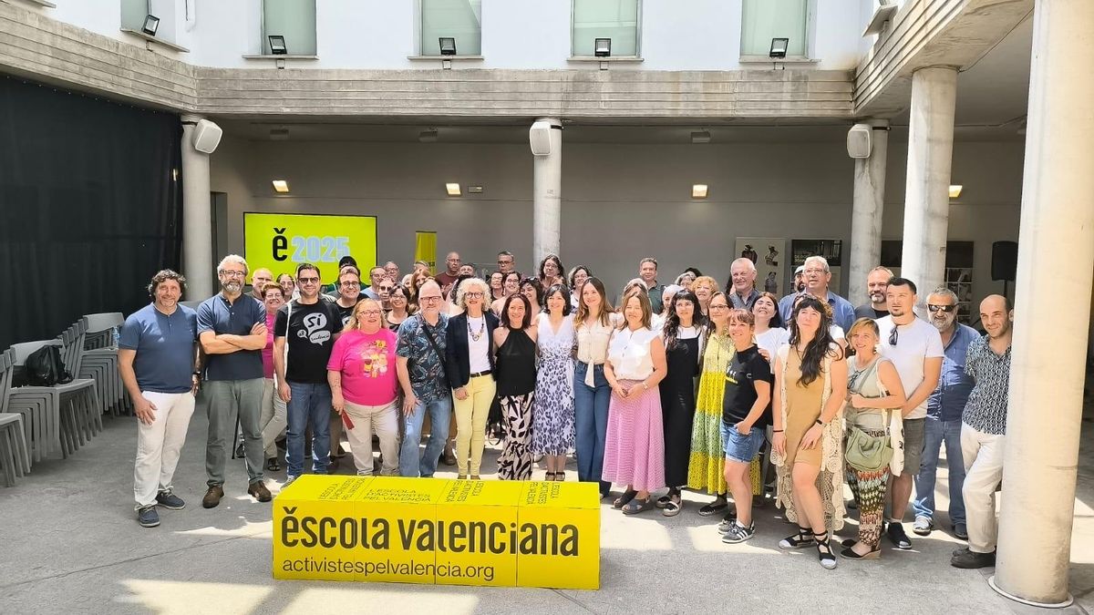 La nova direcció d'Escola Valenciana, aquest dissabte.