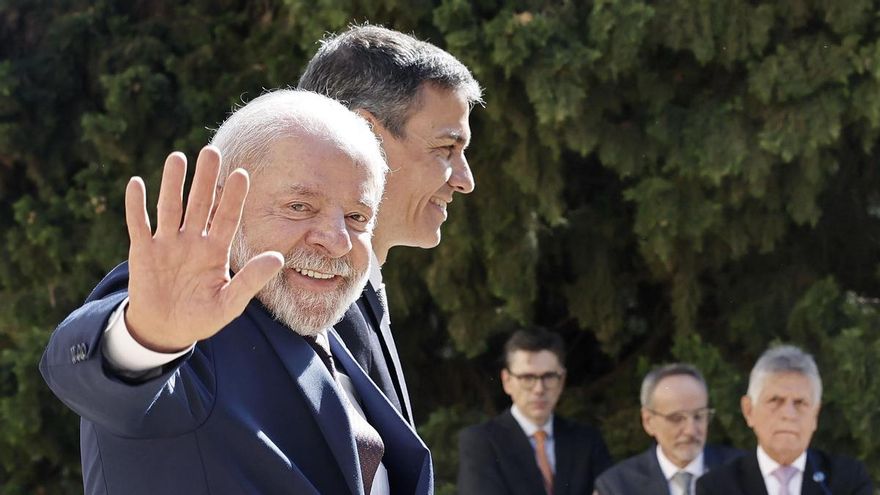 Luiz Inácio Lula da Silva junto a Pedro Sánchez tras pasar revista a las tropas antes de presidir la primera cumbre entre ambos países, en la que ratifican su apuesta por políticas progresistas como la respuesta más eficaz frente al populismo, este viernes en Barcelona.