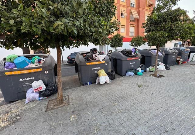 Las quejas e imágenes de la basura sin recoger se multiplican por la ciudad