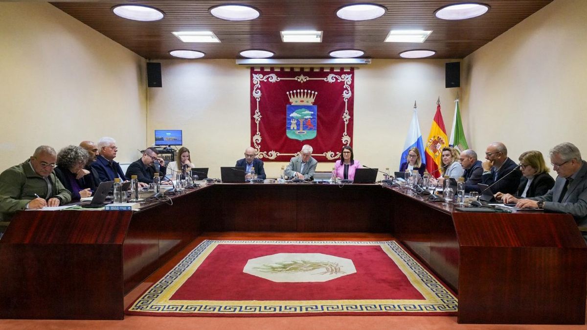 El presidente de El Hierro asegura que agotará su mandato, mientras la oposición pide una cuestión de confianza