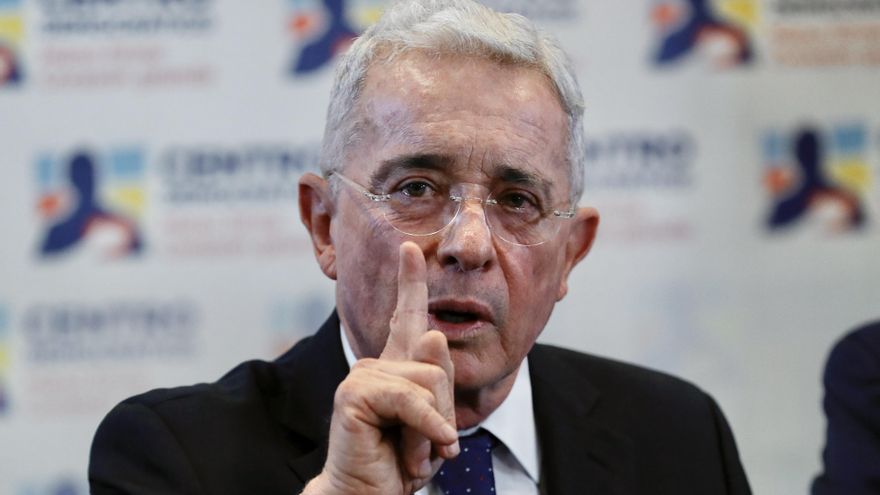 El expresidente Uribe demanda al presidente Petro por "hostigamiento y calumnia"