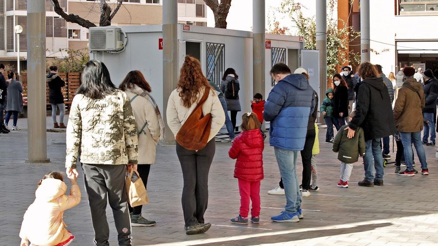 Varios padres con sus hijos esperan para realizarse un TAR en el Centro de Atención Primaria de Villa Olímpica, en Barcelona.