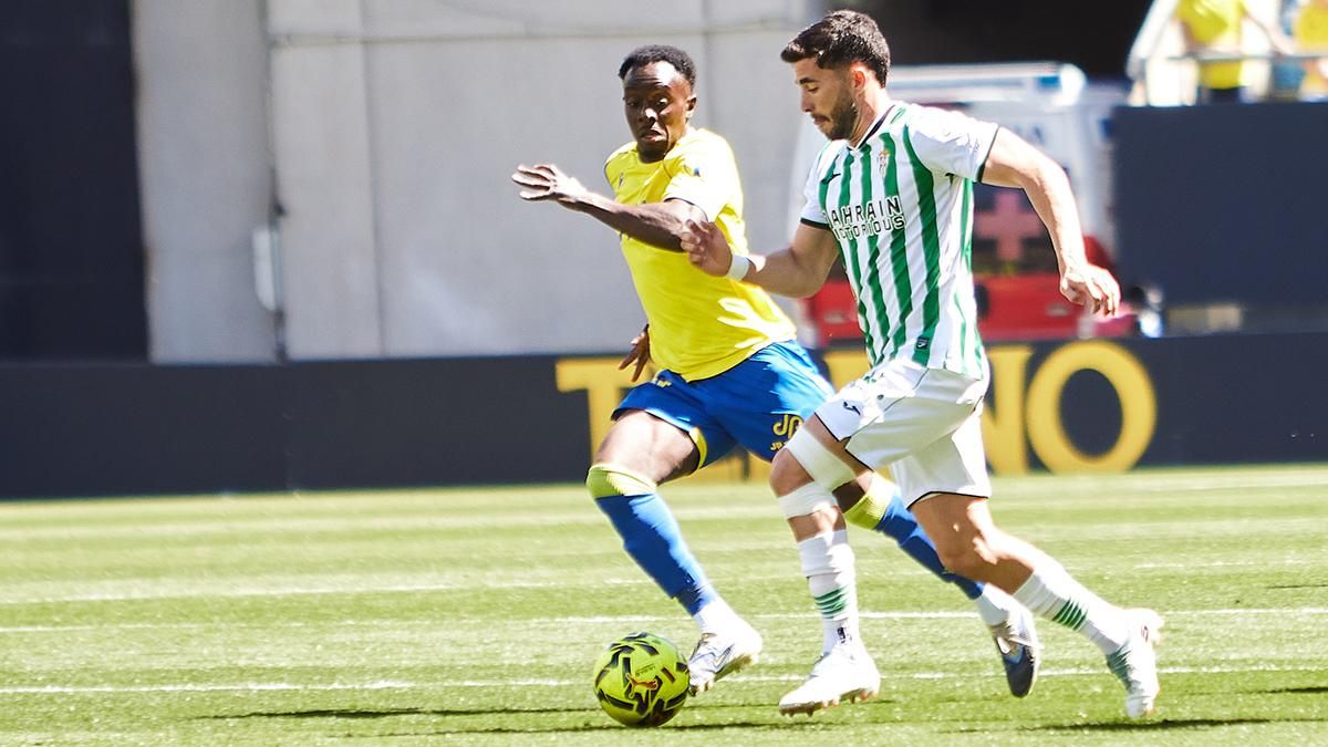 Jacobo González durante el encuentro en Cádiz