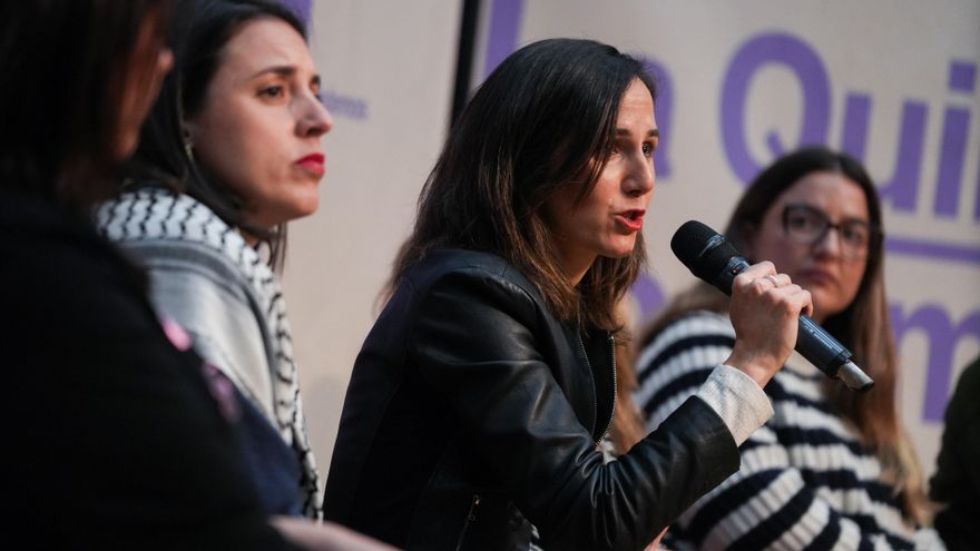 La eurodiputada Irene Montero (i)  y la secretaria general de Podemos y diputada, Ione Belarra (c), durante un encuentro de Podemos con la militancia, en el Jardín Botánico, a 2 de marzo de 2024, en Valencia, Comunidad Valenciana (España).