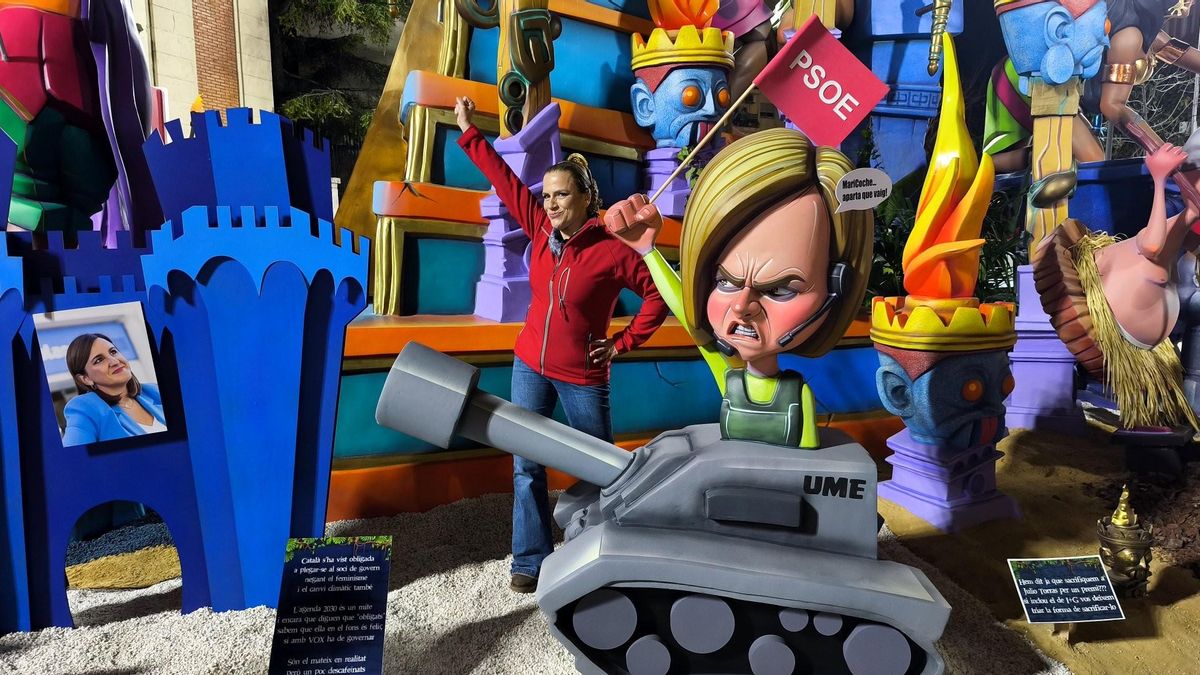 La secretaria general del PSPV de València y candidata a la alcaldía, Pilar Bernabé, posa con un ninot que la representa.