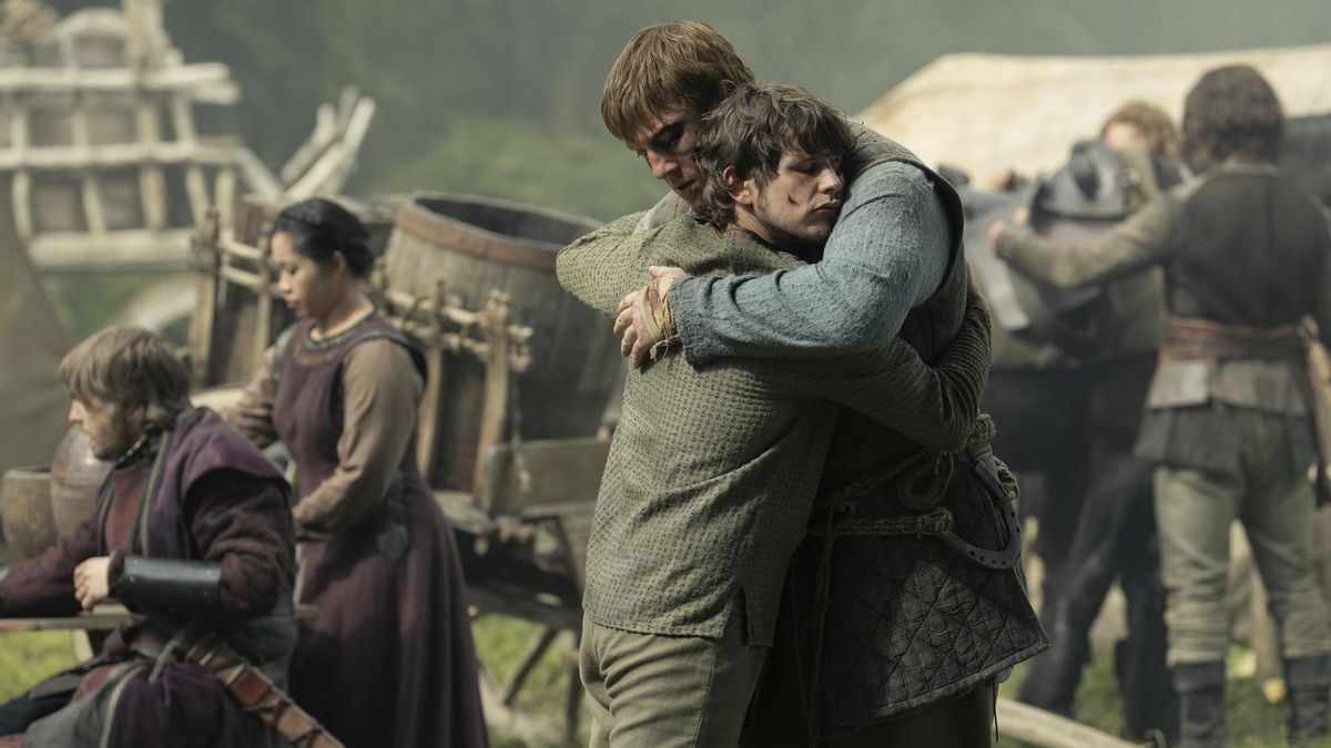 Ser Duncan y ser Raymun Fossoway se abrazan después del juicio a siete