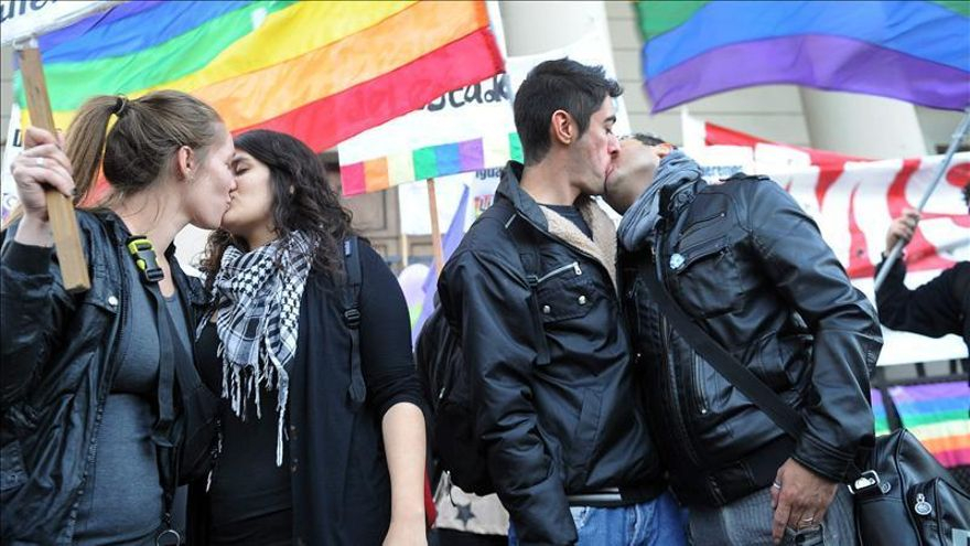 La comunidad homosexual argentina celebra un "besazo" contra la discriminación