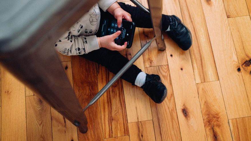 Galicia extiende a los horarios de patio y comedor la prohibición de usar los móviles en los centros educativos