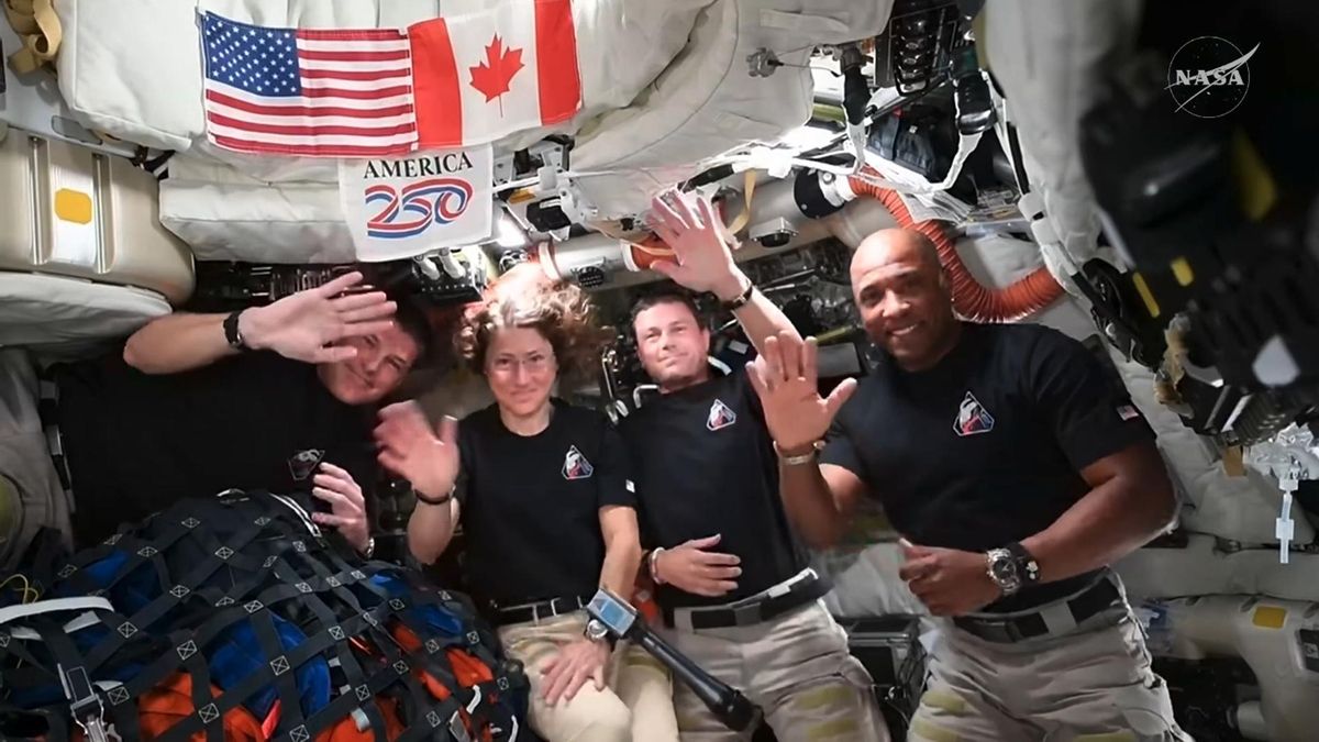 Trump conversa en directo con la misión de Artemis II y les agradece su valentía.