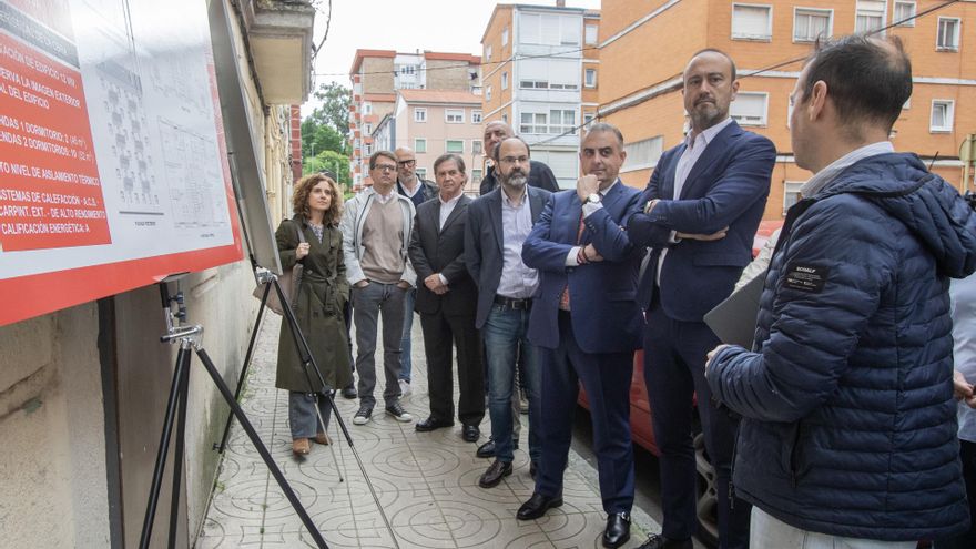 El Consejero de Fomento, Roberto Media (tercero por la derecha), en La Inmobiliaria, de Torrelavega.